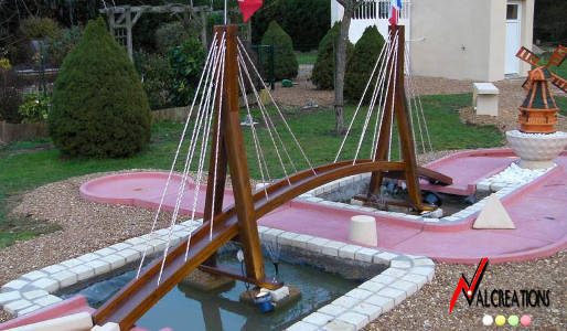 Piste spéciale de mini-golf : pont suspendu